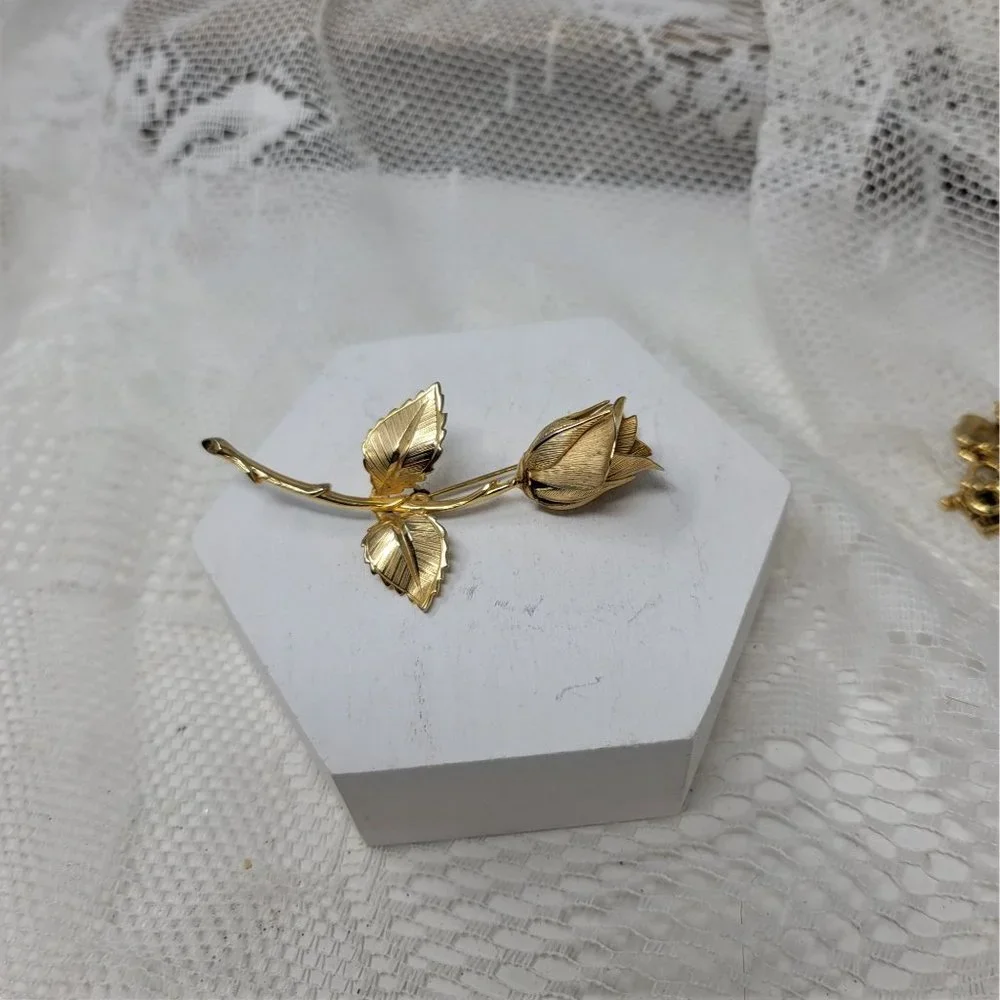 Vintage Giovanni Signed Gold Tone Rose Brooch Pin